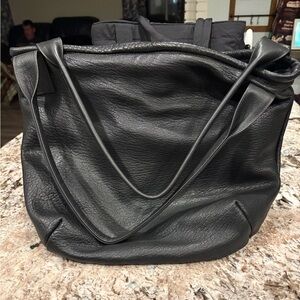 Rough & tumble large Tyler in pebble black with marsh phoenix liner euc